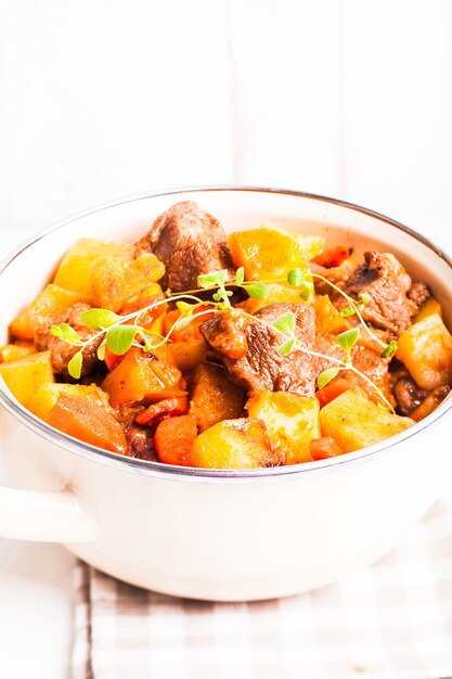 Foto boeuf bourguignon - carne in umido con verdure in casseruola