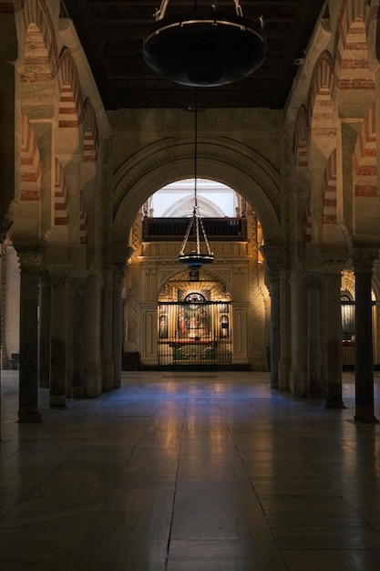 Bogen en kolommen van de mosquecathedral van cordoba andalusië spanje