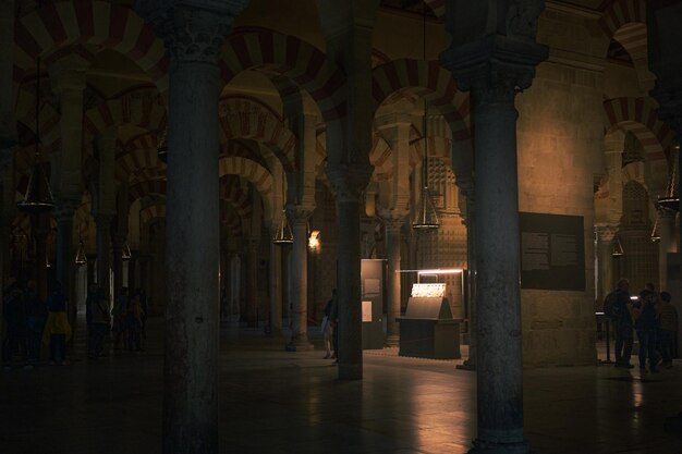 Bogen en kolommen van de mosquecathedral van cordoba andalusië spanje