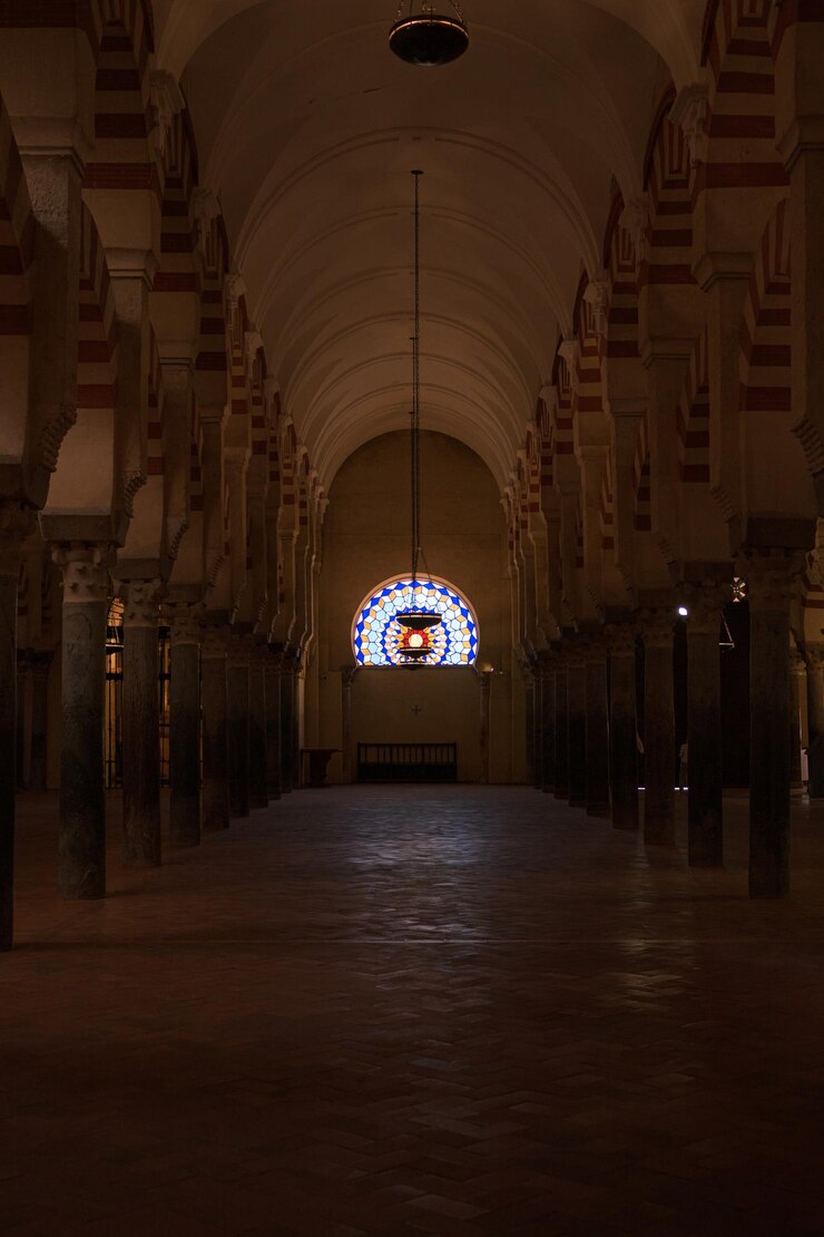 Bogen en kolommen van de MosqueCathedral van Cordoba Andalusië Spanje