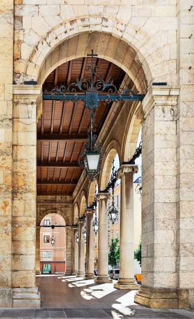 Bogen met lantaarn in Santander, Spanje