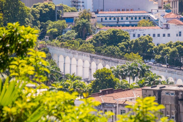 Bogen van lapa gezien vanaf de top van de wijk santa teresa in rio de janeiro, brazilië.