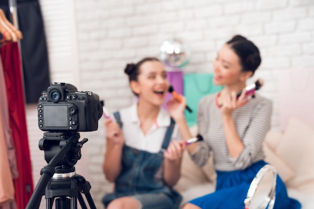 Bogger-meisjes houden veel penselen omhoog naar de camera