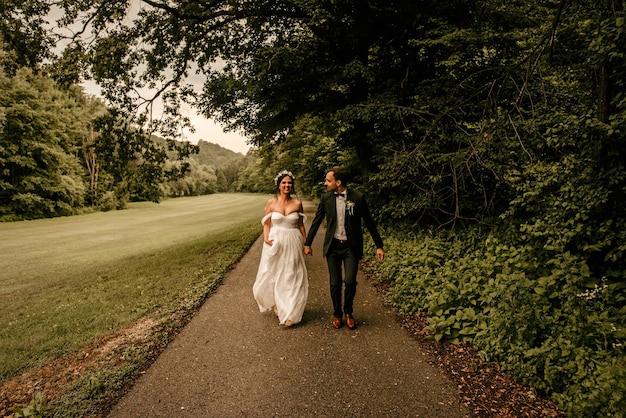 Boho stijl trouwfotografie jong koppel liefde pasgetrouwden trouwdag