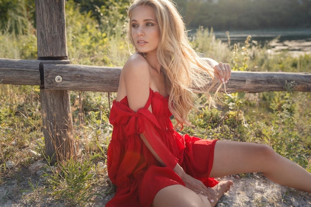 Photo boho woman relaxing in summer countryside atmospheric rural moment simple slow life style sexy girl relaxing in park