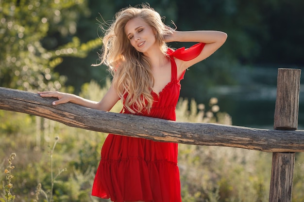 Photo boho woman relaxing in summer countryside atmospheric rural moment simple slow life style sexy girl relaxing in park