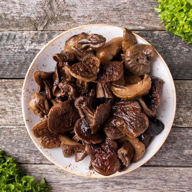 Boild white mushrooms on a plate.