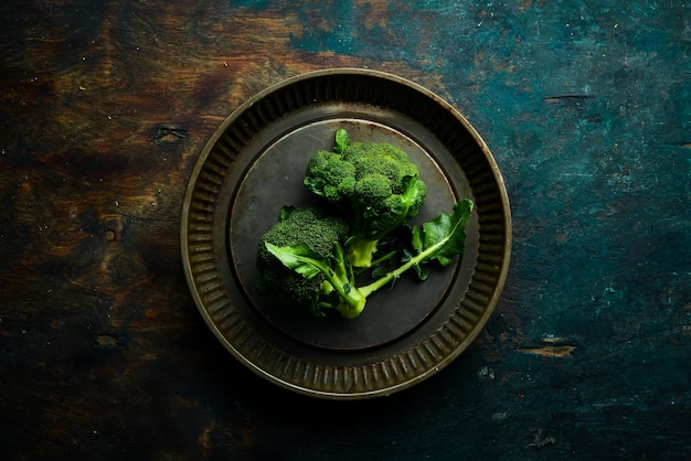 Фото Вареная брокколи на металлическом подносе здоровая вегетарианская диета вид сверху
