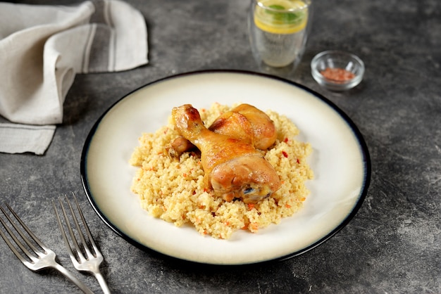 Bulgur bollito con verdure e cosce di pollo al forno