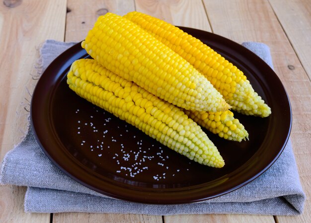 점토 판에 달콤한 옥수수 삶은 cobs