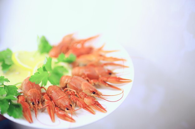 отварные раки в тарелке, красные речные членистоногие, деликатесы диетические морепродукты