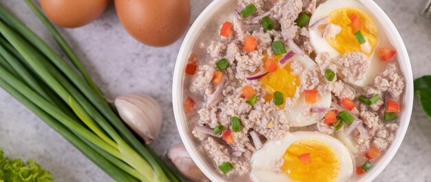 Photo boiled egg porridge in white bowl