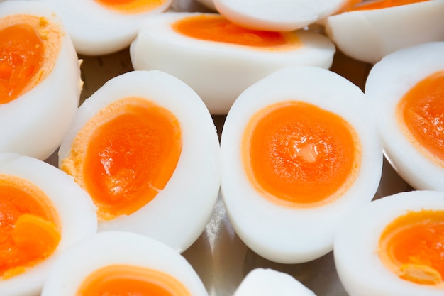 Foto l'uovo bollito pronto mangia insieme sull'alimento del piatto. uova di gallina e anatra hanno proteine