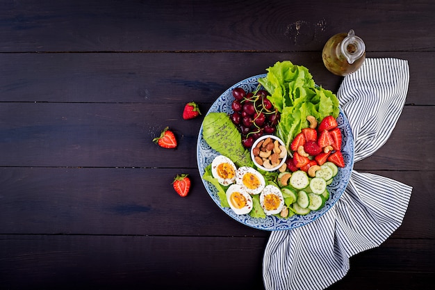 Uova sode, avocado, cetriolo, noci, ciliegia e fragole