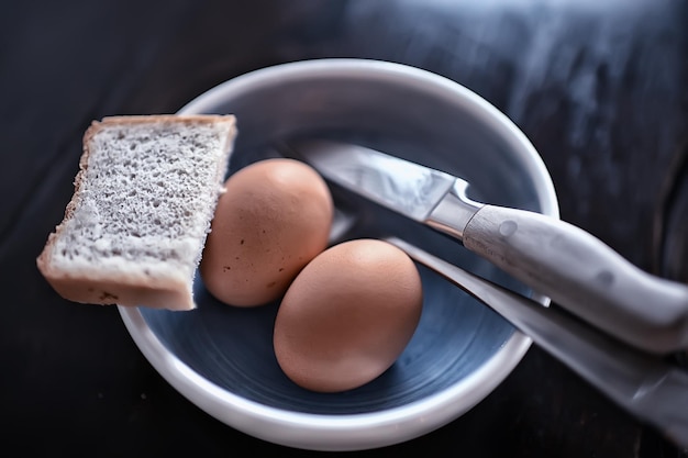 아침 식사 접시에 삶은 계란, 추상적인 아침 음식 배경, 집에서 만든 음식 라이프 스타일