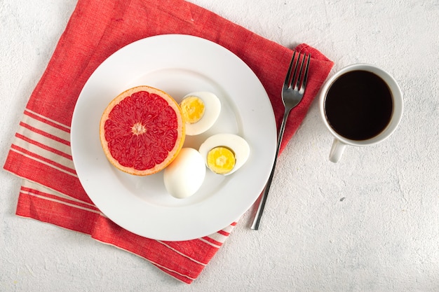 Boiled eggs and grapefruit