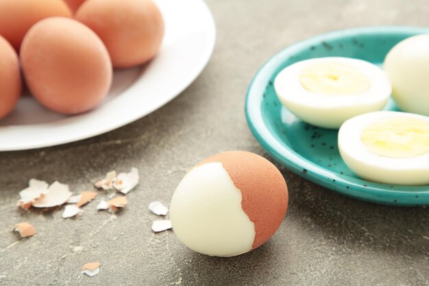 Photo boiled eggs on plate on grey background