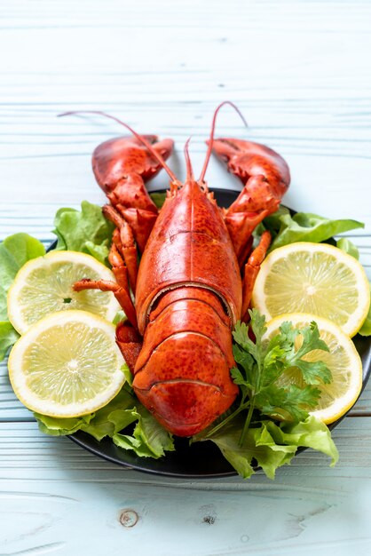 Photo boiled lobster with vegetable and lemon