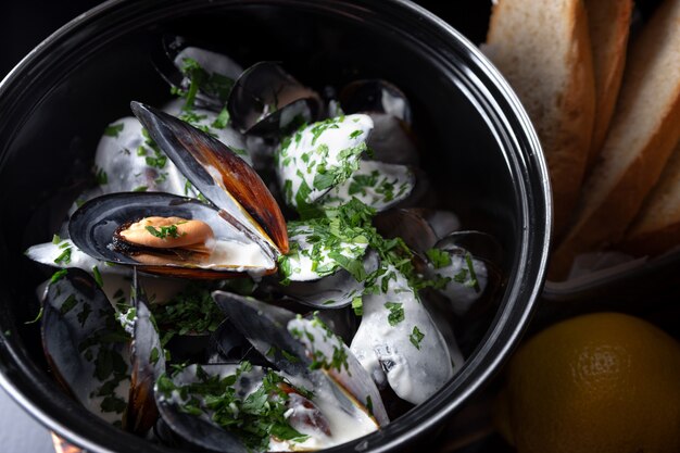 Boiled mussels in creamy sauce