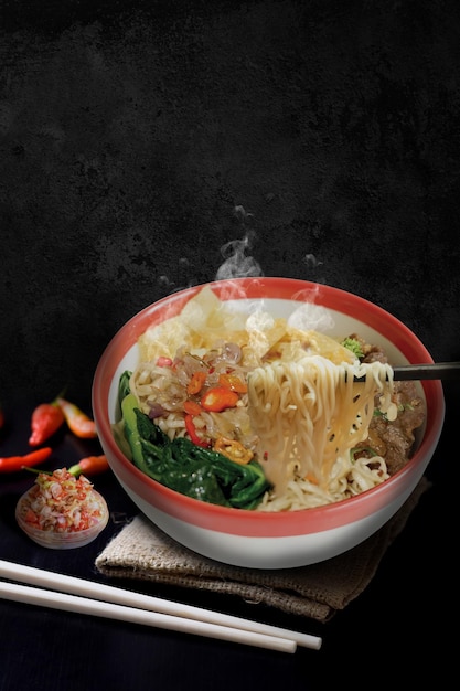 Photo boiled noodles with mixed beef and vegetables