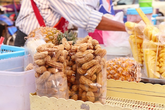 Arachidi bollite al cibo di strada