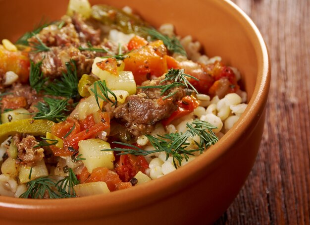 Foto orzo perlato bollito con carne e verdure in stile fattoria