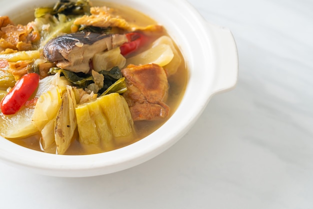 ゆでたキャベツのピクルスとゴーヤのスープ-アジア料理、ビーガン料理、ベジタリアン料理