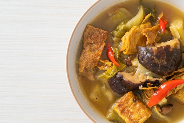 Zuppa di cavolo sottaceto bollito e zucca amara - stile di cibo asiatico, vegano e vegetariano