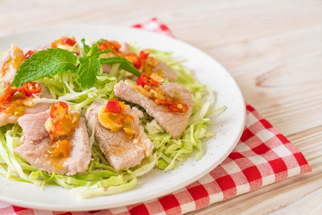 Maiale bollito con aglio lime e salsa chili