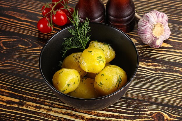 Фото Варенный картофель с маслом и укропом
