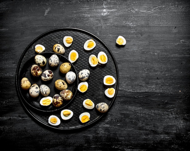 Вареные перепелиные яйца на тарелке.