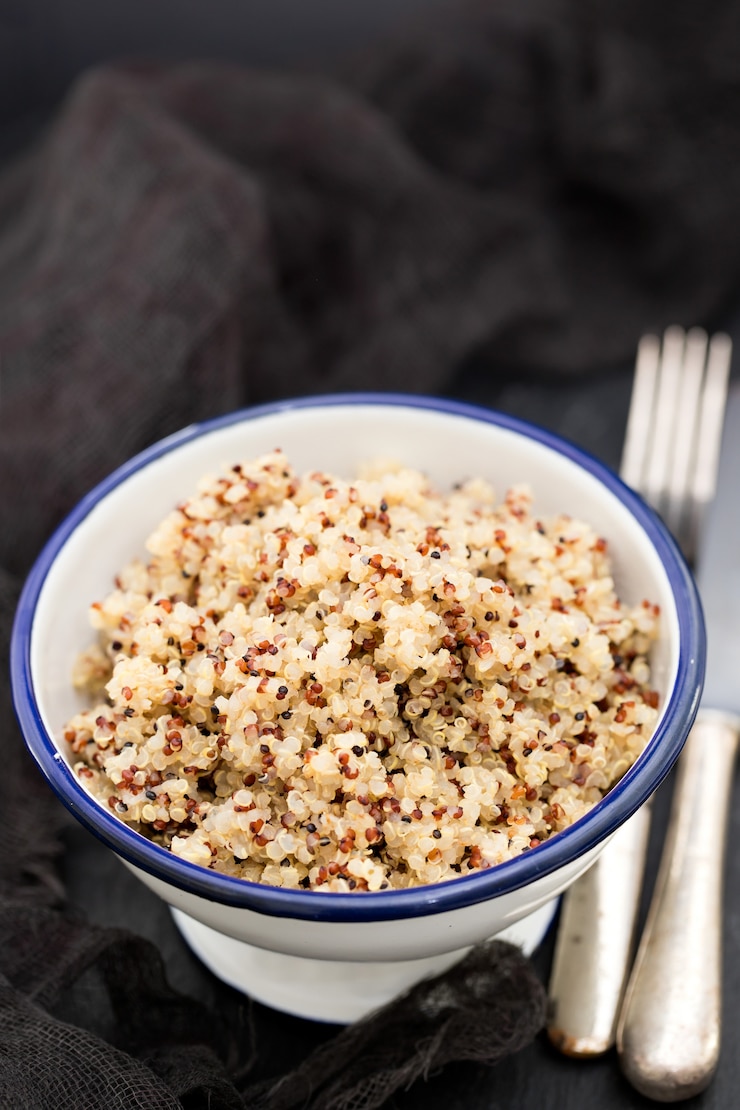 फोटो boiled quinoa in white bowl