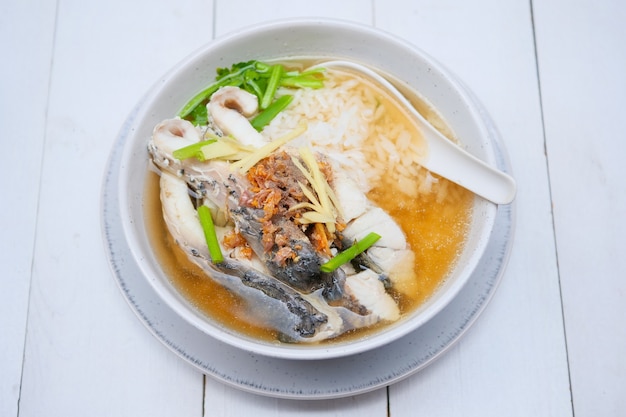 Photo boiled rice soup with sea bass