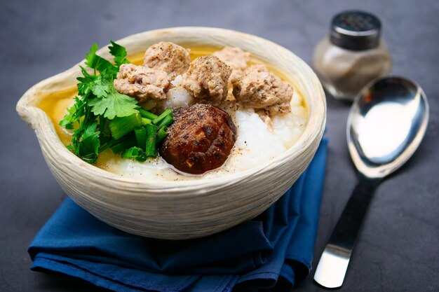 Riso bollito con carne di maiale tritata, funghi shiitake