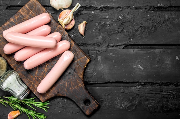 Photo boiled sausages with salt and pepper