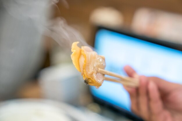 日本食レストランで煙と箸で茹でた殻