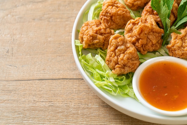 Boiled Shrimp Balls with Spicy Dipping Sauce