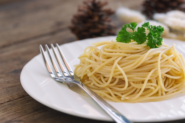 Вареные спагетти с уровнем аль-dente. Приготовленная макароны готовили для приготовления на белой тарелке.