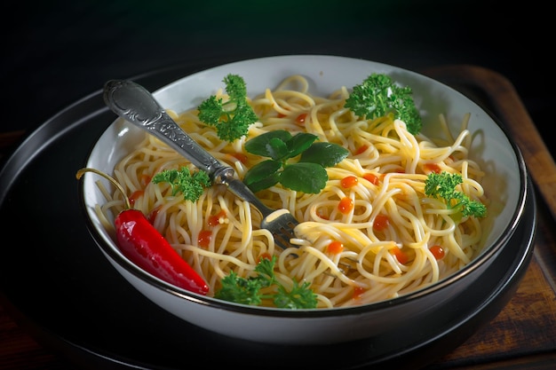 Foto spaghetti bolliti con condimenti e verdure su uno sfondo vecchio