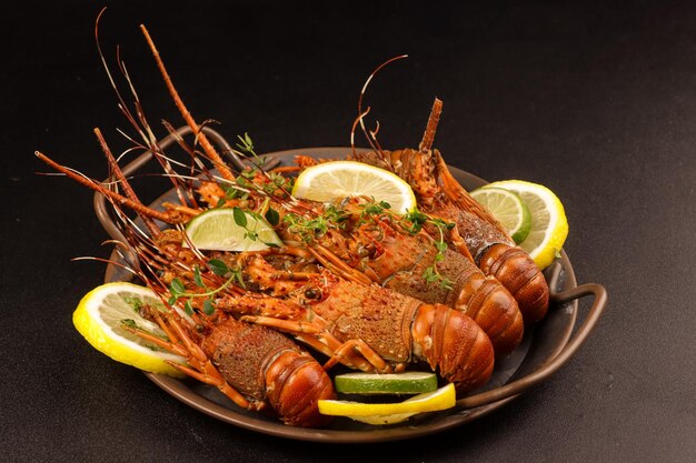 Photo boiled spiny lobster with lemond and lime