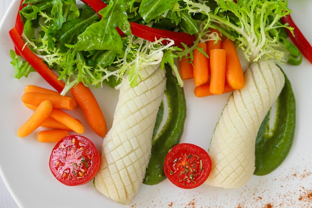 Foto calamaro bollito con carote di bambino e pomodori di lattuga e purè di piselli dieta keto