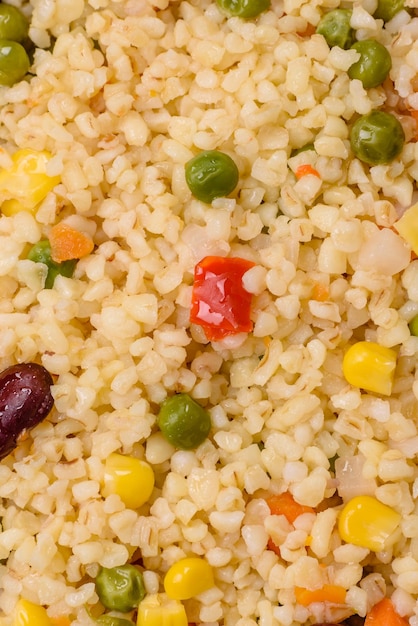 煮た小麦のブルガーポリッジと野菜の胡<unk>豆のトウモロコシ