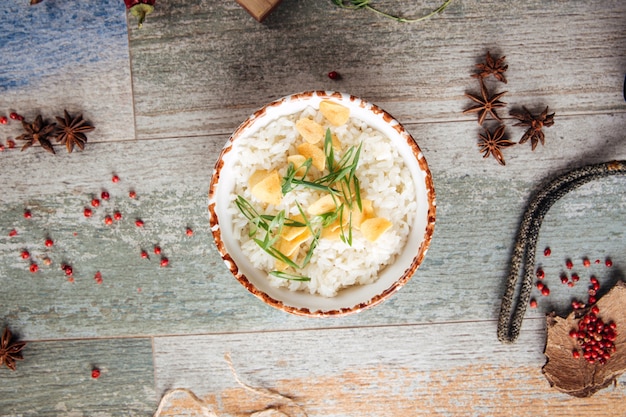 Il riso bianco bollito guarnisce l'aglio secco della cipolla verde