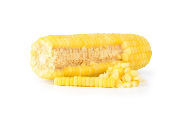 Фото Вареная желтая кукуруза нарезать крупным планом на белом