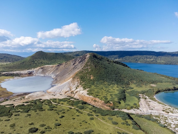 L'ebollizione e il lago caldo nella caldera del vulcano golovnin sull'isola di kunashir kurils russia