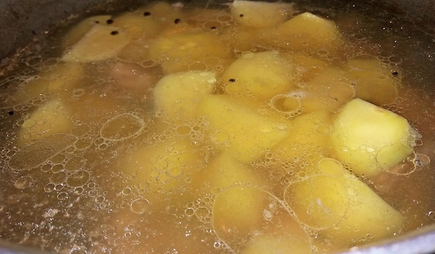 끓는 감자 우리는 수프를 만듭니다