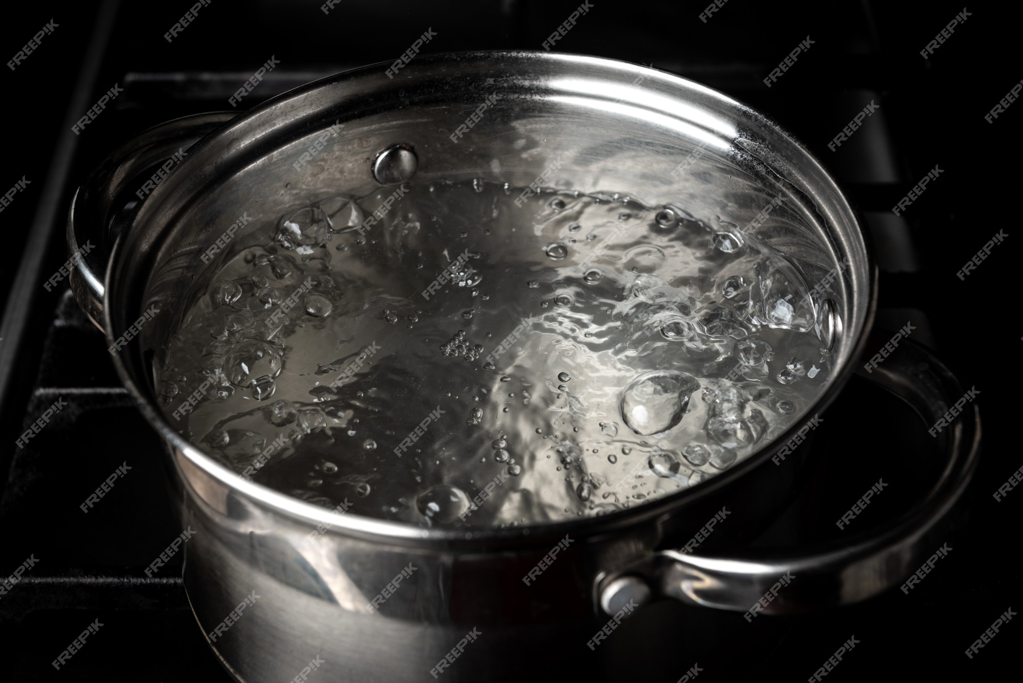 Кипящая вода в кастрюле