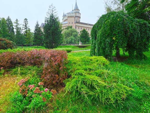 Фото Замок бойнице (словакия). летом. построен в xii веке, перестроен в 1889-1910 годах.