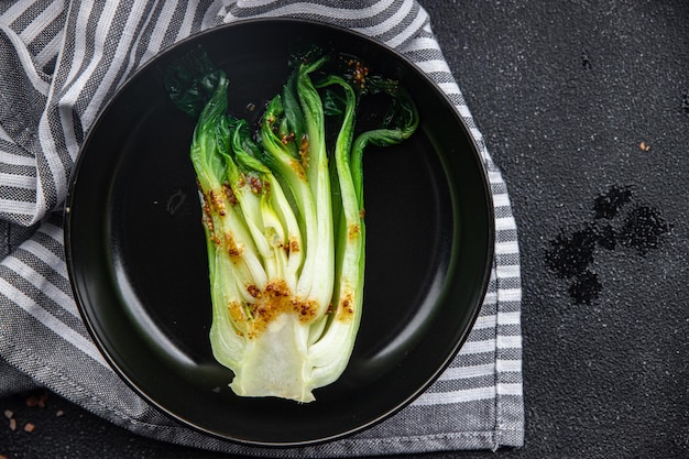 Bok choy of paksoi schotel chinese kool groente gezonde maaltijd voedsel snack op tafel