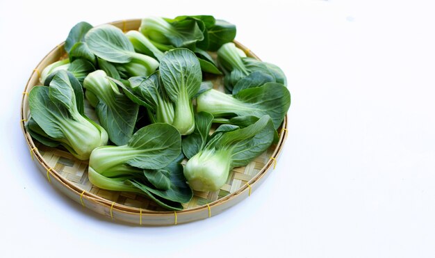 Bok choy op witte muur.